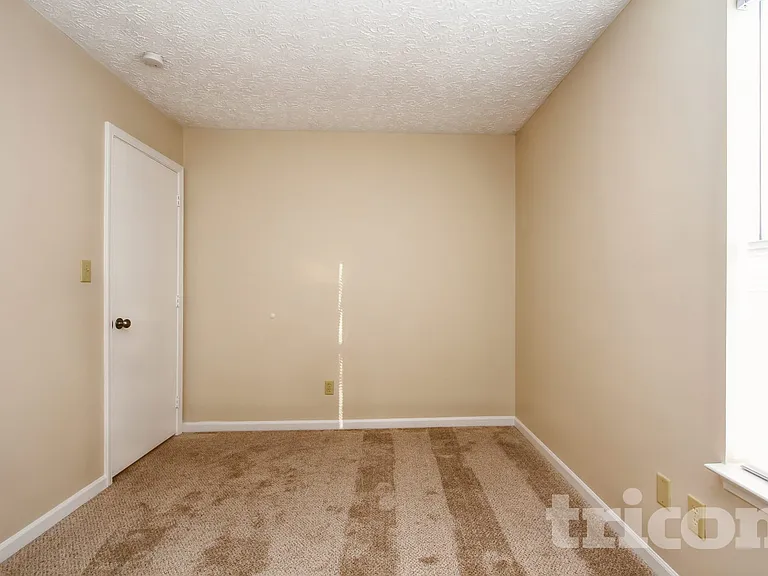 4475 Connaught East Dr — Photo 11