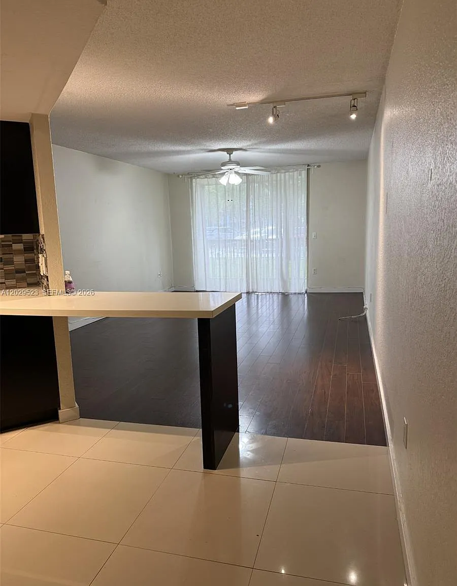 Las Vistas At Doral Condo — Photo 2
