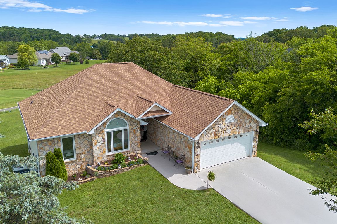 Golf Front Home w/Walk-out In-Law Lower Suite