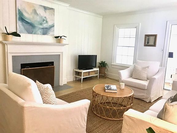 Living room w/ office / flex space beyond.