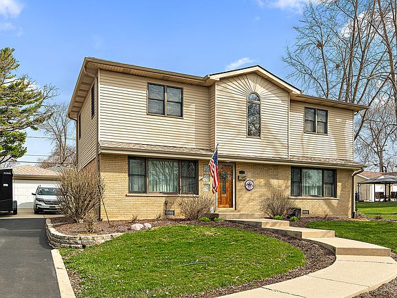 2nd image of 7112 W 114th Pl