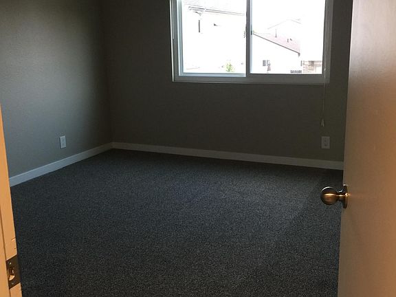 2nd Bedroom with Large Mirrored Closet Doors