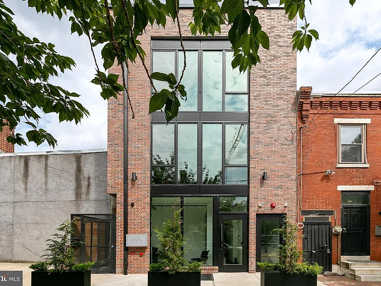 555 N Lawrence St — Photo 1