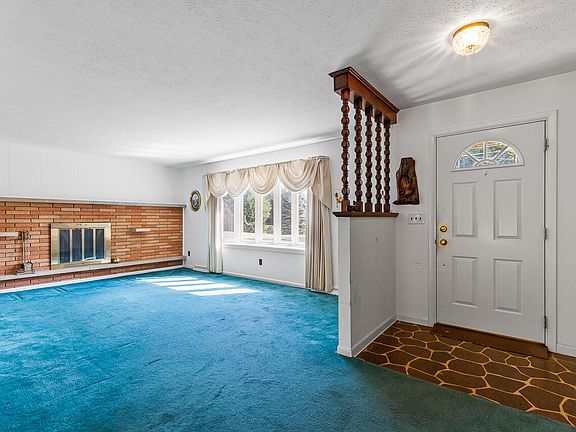 5th image of 15988 Comdon Rd