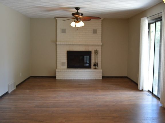 3rd image of 504 W Renee Dr