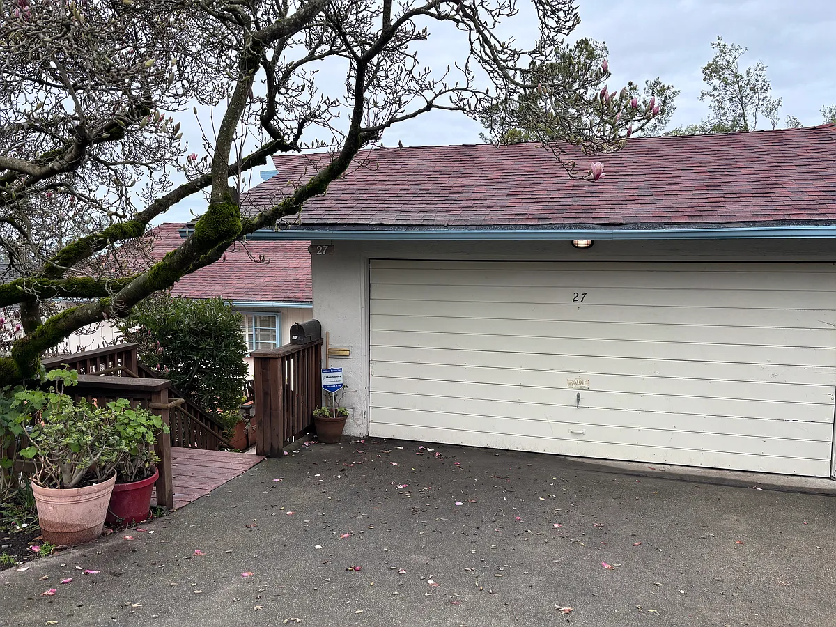 Building Photo - 27 Avenida Dr