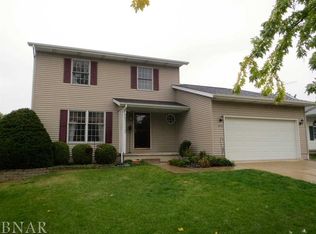 2827 Rocksbury Dr, Bloomington, IL 61705