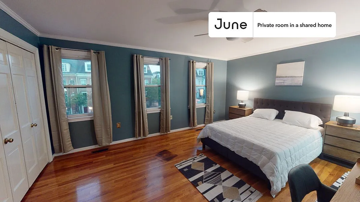 Queen bedroom in 7 bed/4 bath home in Southwest Waterfront #526 G — Photo 1
