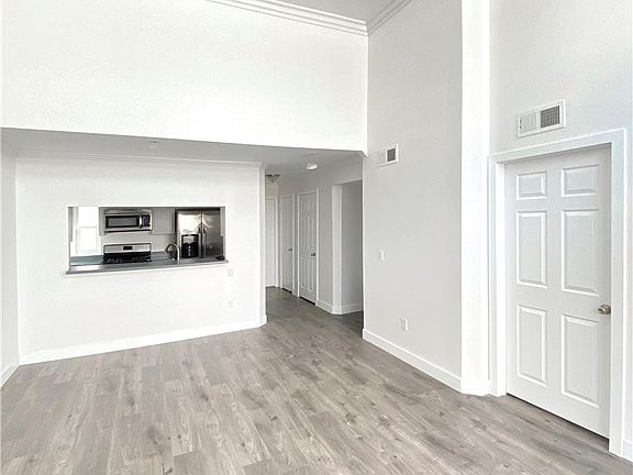 3rd image of 1943 Tamarind Ave APT 207