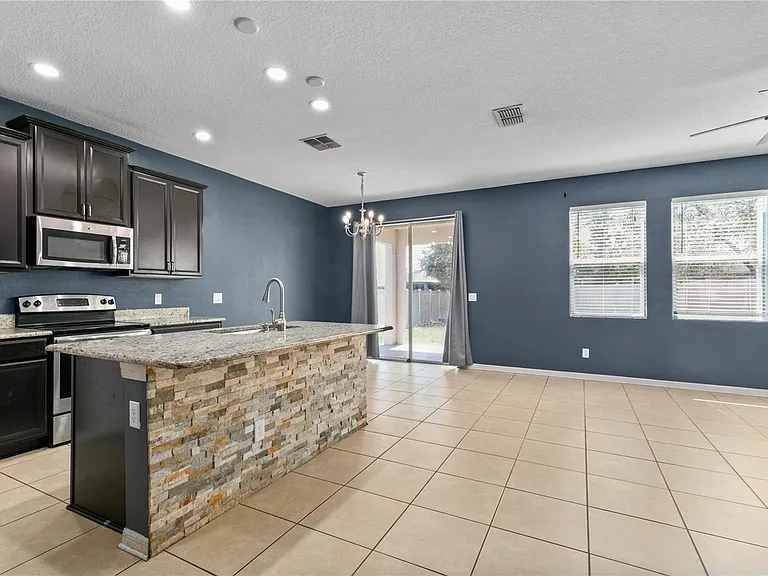 2572 Limerick Cir — Photo 9