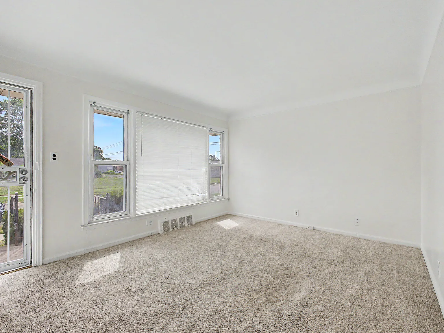 3 bed, 1000 sqft, $1,300 — Photo 4