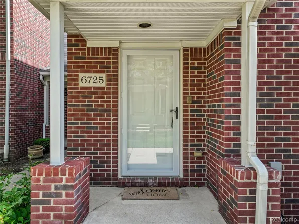 6725 Boulder Pointe Dr, Washington, MI 48094