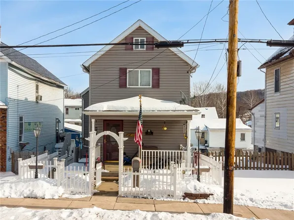 318 S 4th St, Youngwood, PA 15697