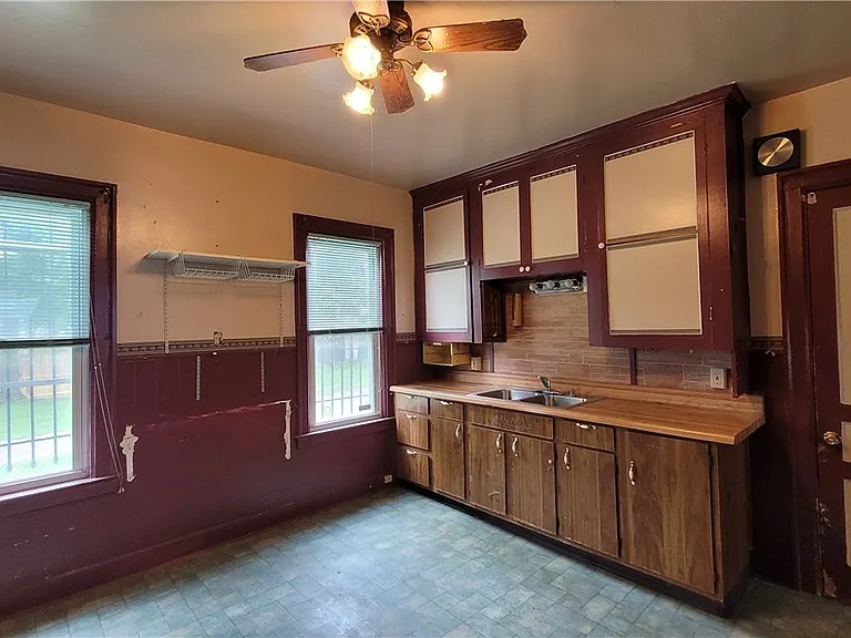 325 Box Ave — Photo 8