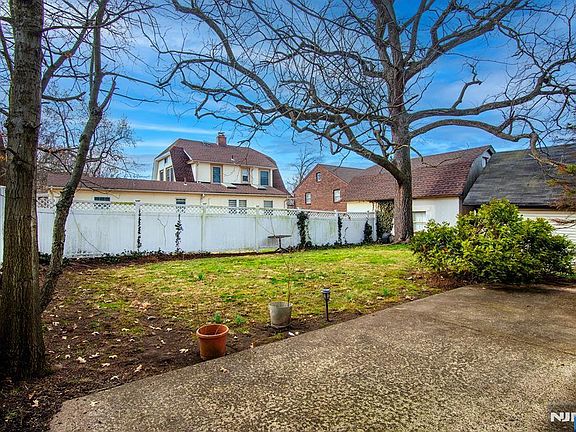 4th image of 960 Maple Ave