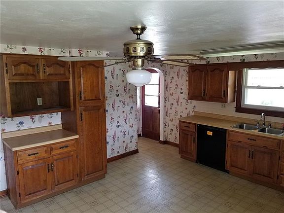 3rd image of 105 5th Ave