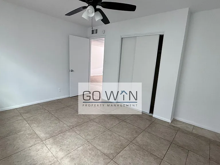 1626 W Denton Ln — Photo 11