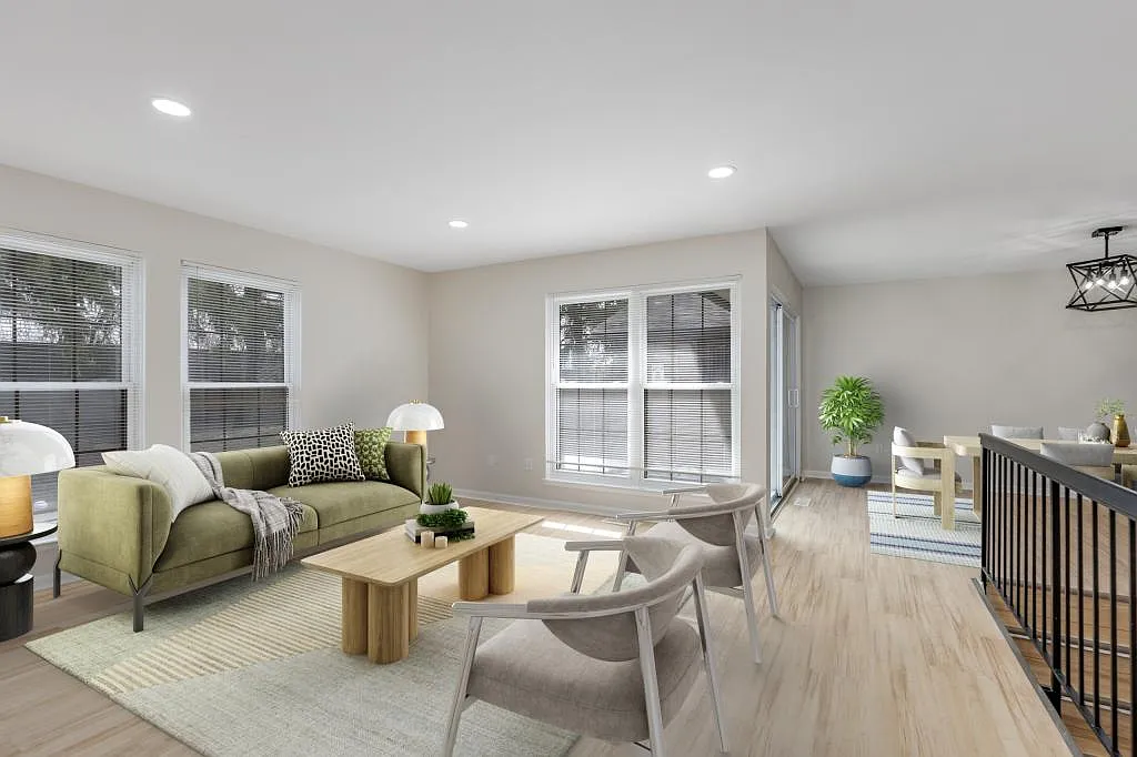 40526 Newport — Photo 2