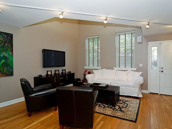 3rd image of 1941 N Wolcott Ave #1F