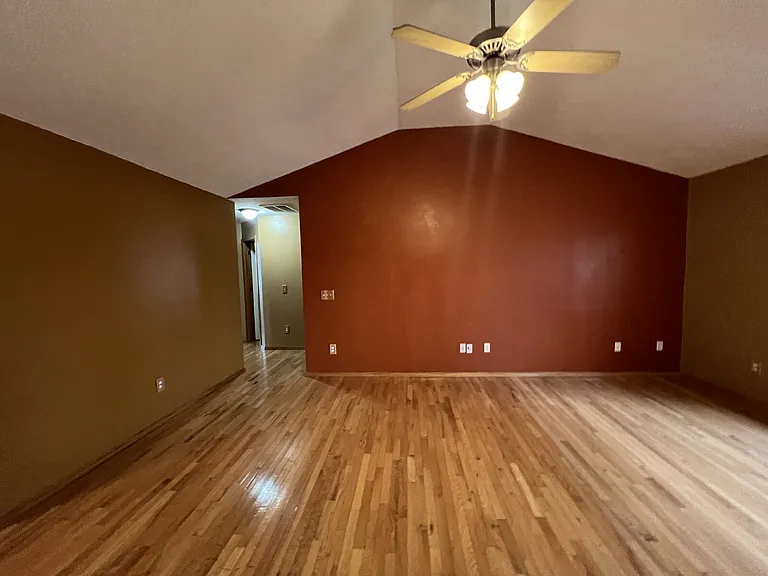 161 Shadowview Dr — Photo 17