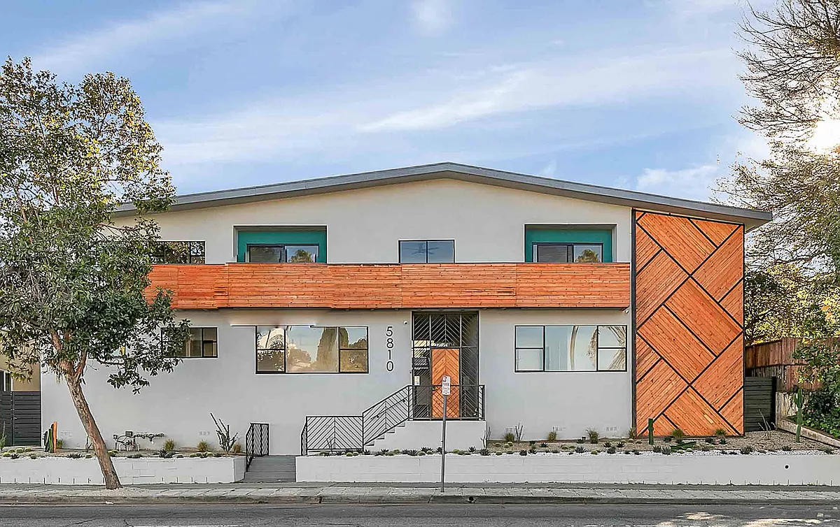 Building Photo - 5810 San Vicente Blvd