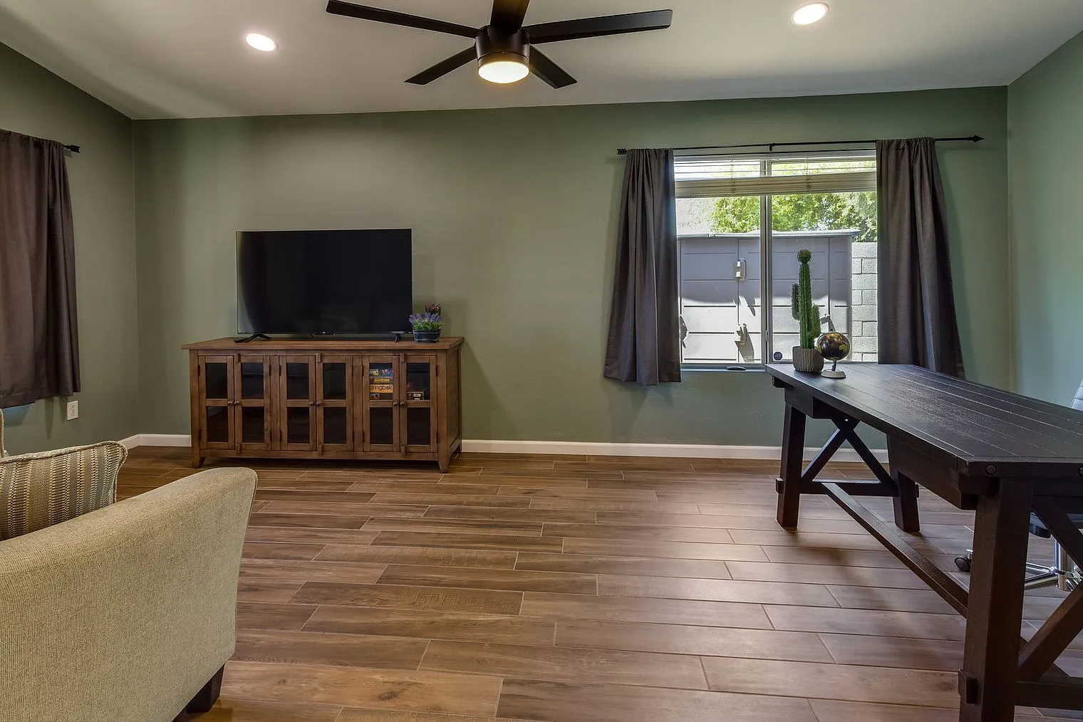 3 bed, 2.0 bath, 1689 sqft, $4,419 — Photo 4
