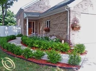 2955 Lansdowne Rd, Waterford, MI 48329