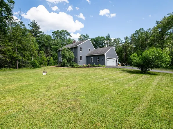 33 Hillside Road, Kingston, NH 03848