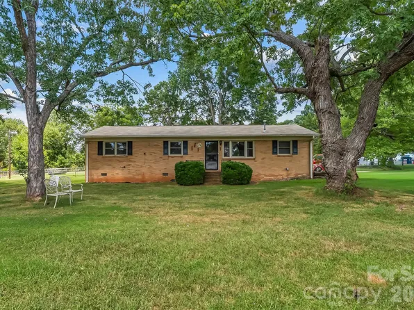 315 Windwood Dr, Bessemer City, NC 28016