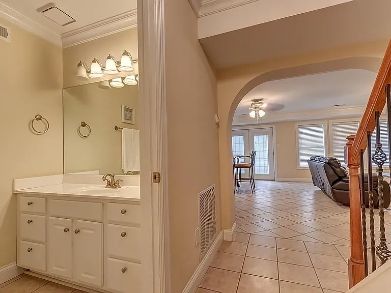 909 Village Green Ave — Photo 31