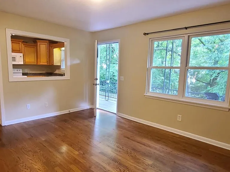 Come in to spacious bright livingroom