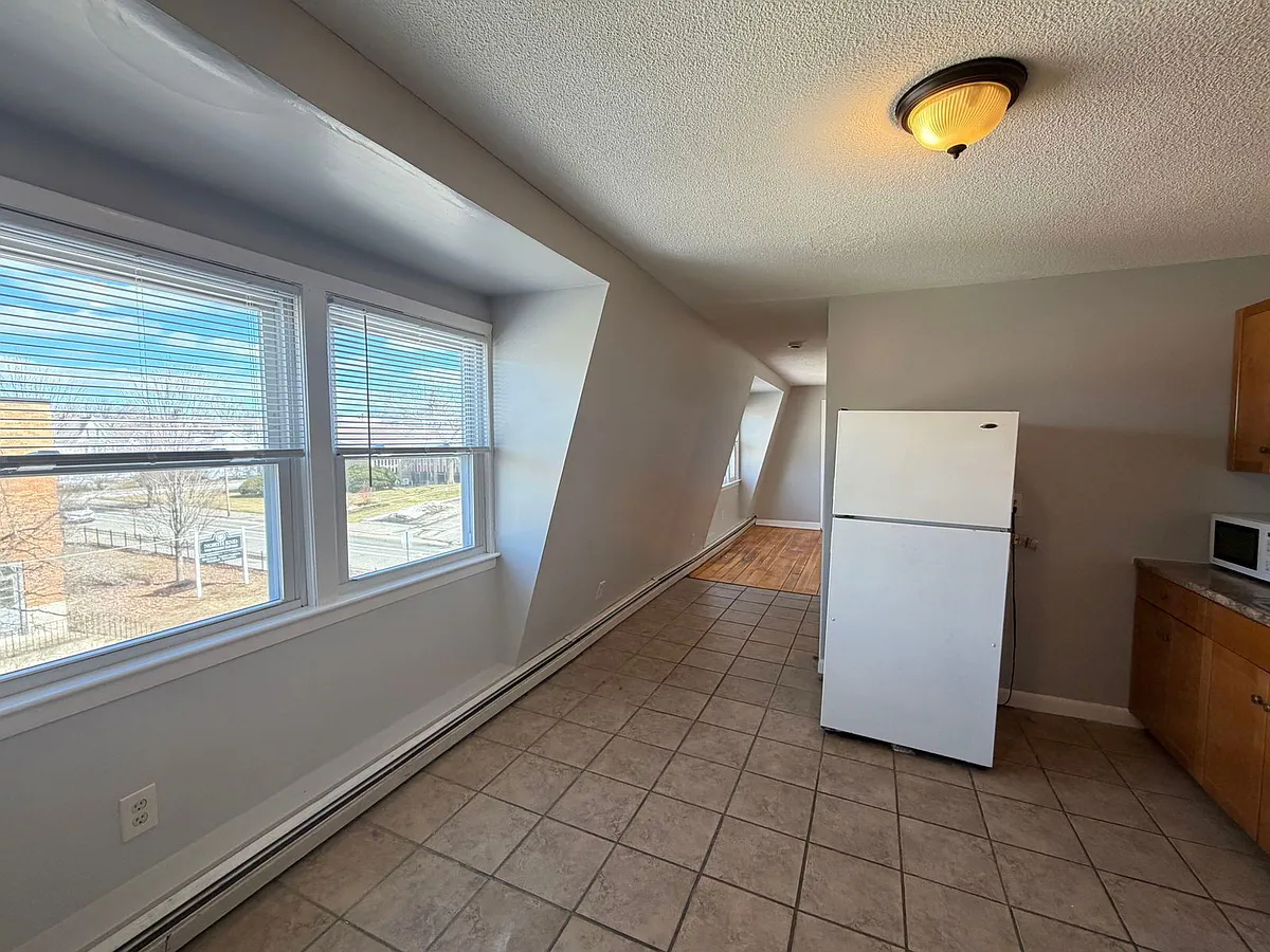Building Photo - 682 Beech St #5