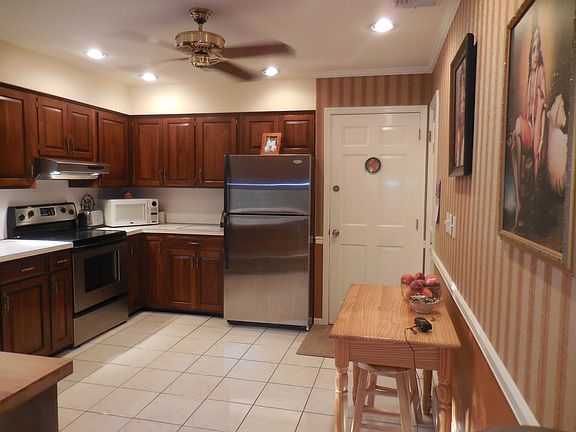 Kitchen w/eat in dining