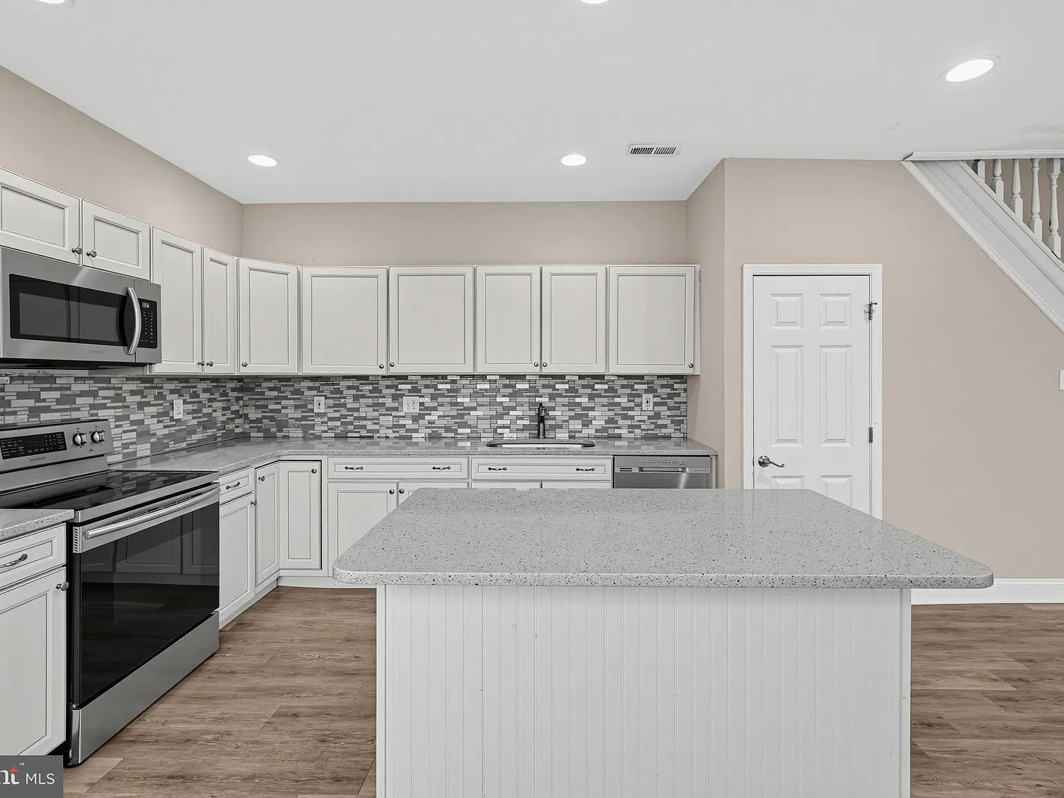 3 bed, 1.5 bath, 1456 sqft, $3,300 — Photo 4