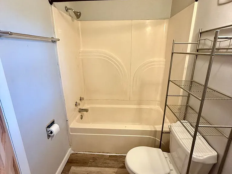 415 Weston Ave — Photo 20