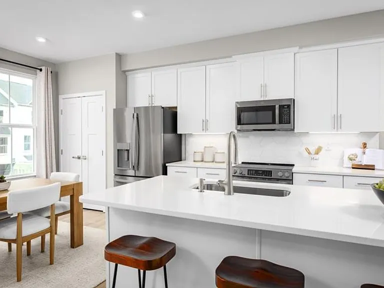 4 Friendship Ct — Photo 5