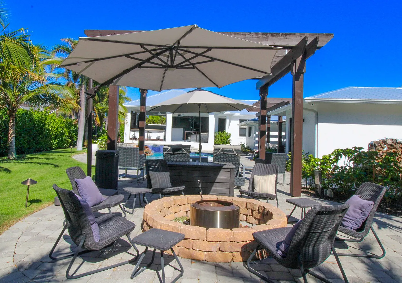 ** Luxury At Its Finest ** Stunning Top To Bottom This 4 Bed-5 Bath Single Family Pool And Spa Ho... — Photo 2
