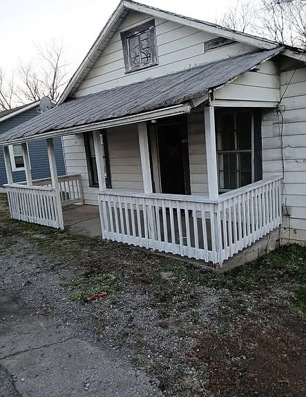 1060 King Edward Ave SE — Photo 1