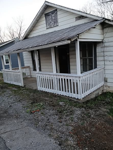 1st image of 1060 King Edward Ave SE