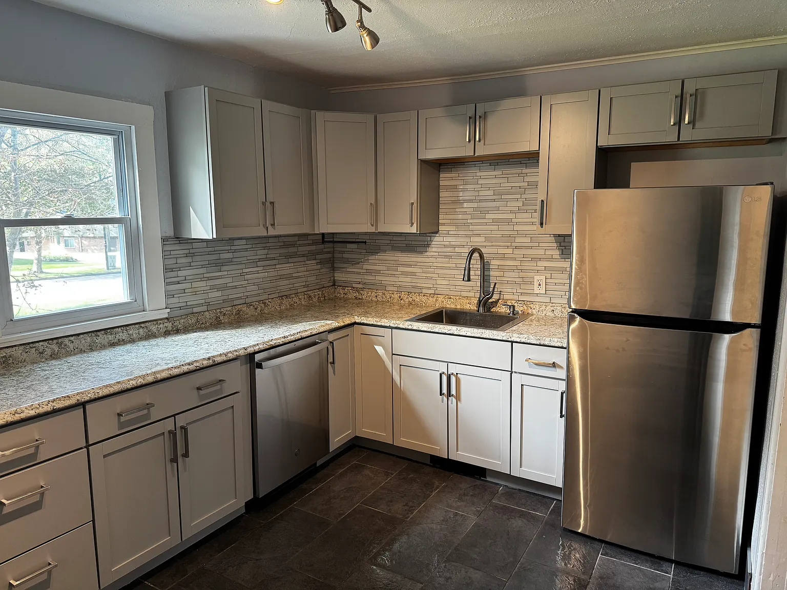 1 bed, 650 sqft, $1,200 — Photo 3