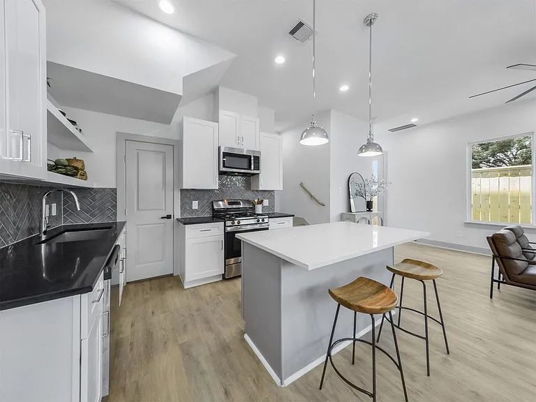 2410 Vaughn St #E — Photo 13