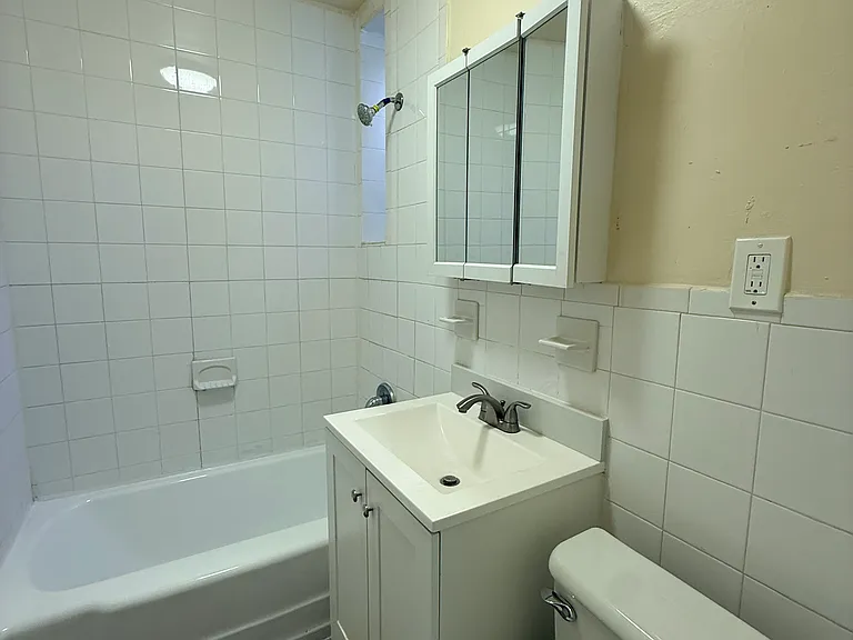 76-78 E Park St #8 — Photo 1