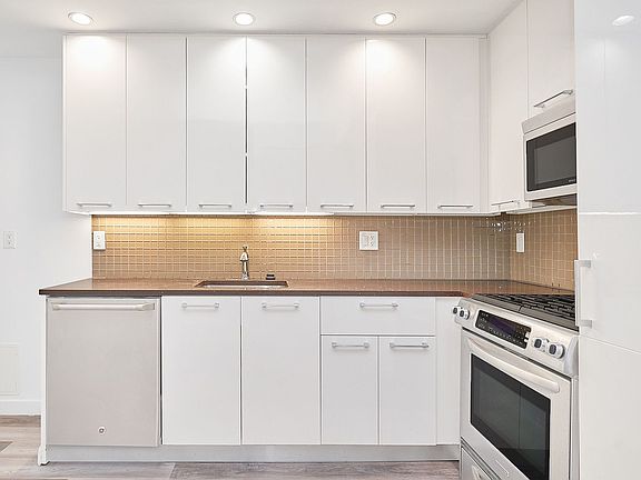 4th image of 49 E 34th St #2A