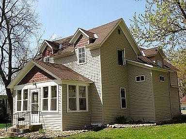 1st image of 636 Glen St SW