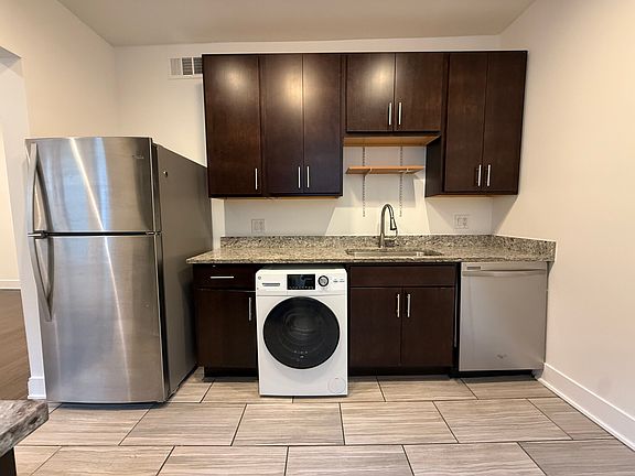 3rd image of 1542 W Birchwood Ave APT 3