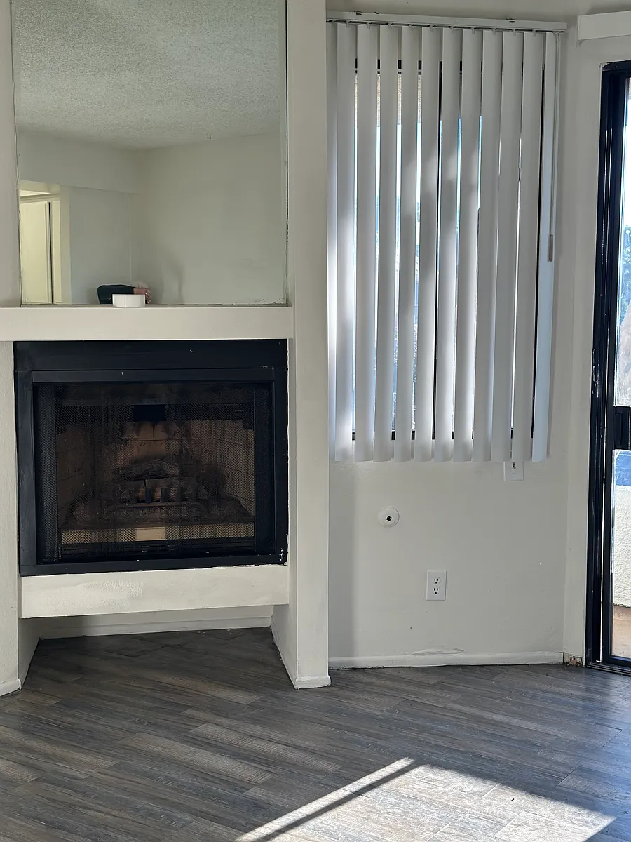 Building Photo - 6323 Reseda Blvd #33