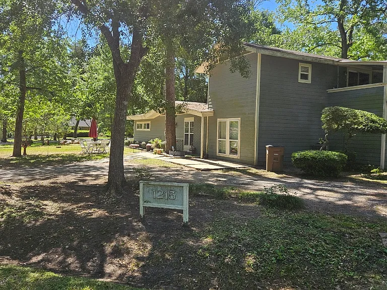 Rosewood Dr — Photo 1