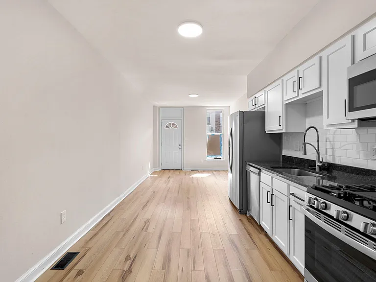428 N Patterson Park Ave — Photo 2
