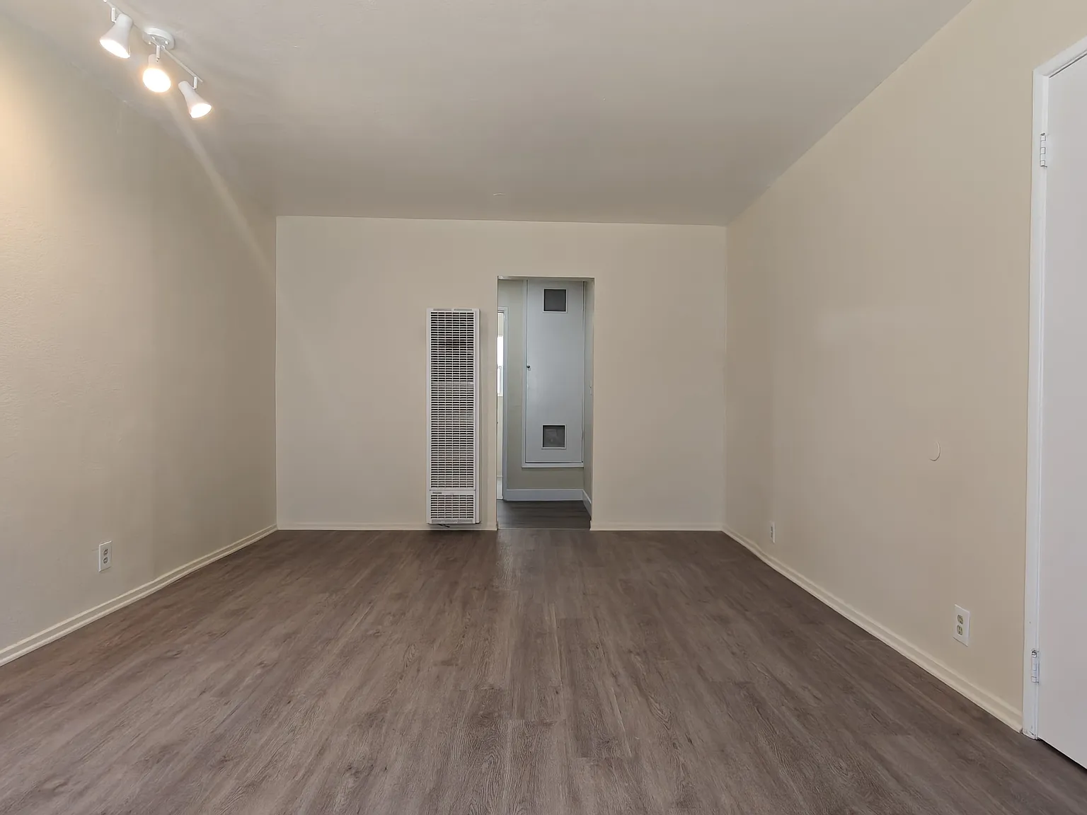 1 bed, 700 sqft, $2,000 — Photo 2