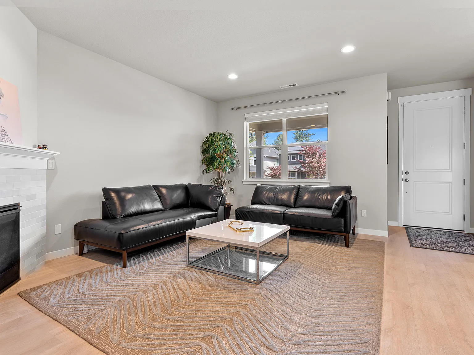 3 bed, 2.5 bath, 1934 sqft, $3,295 — Photo 4